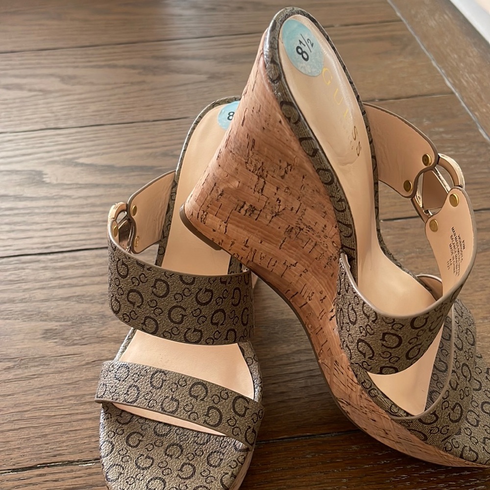 💐💐💐💐 Brand New GUESSS Wedge Sandals 100% authentic